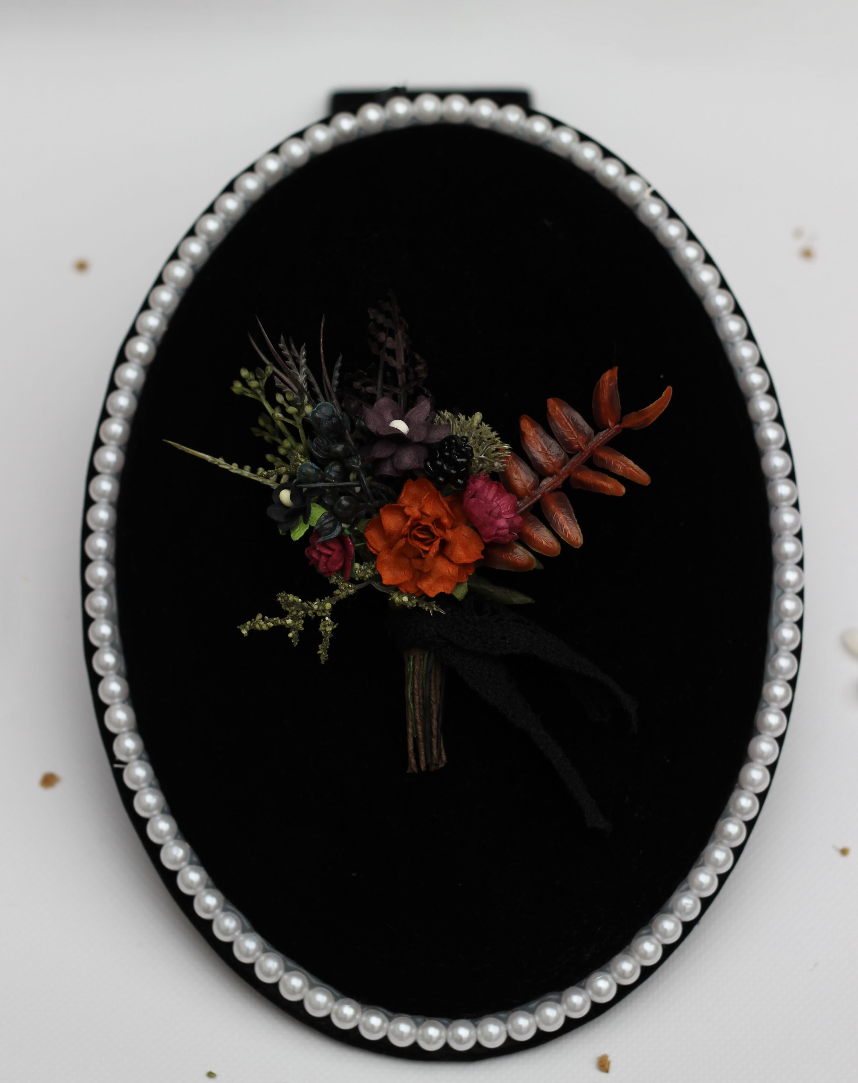Dark romance, reimagined for your wedding 🖤

A collection of handcrafted floral accessories inspired by the rich colors 