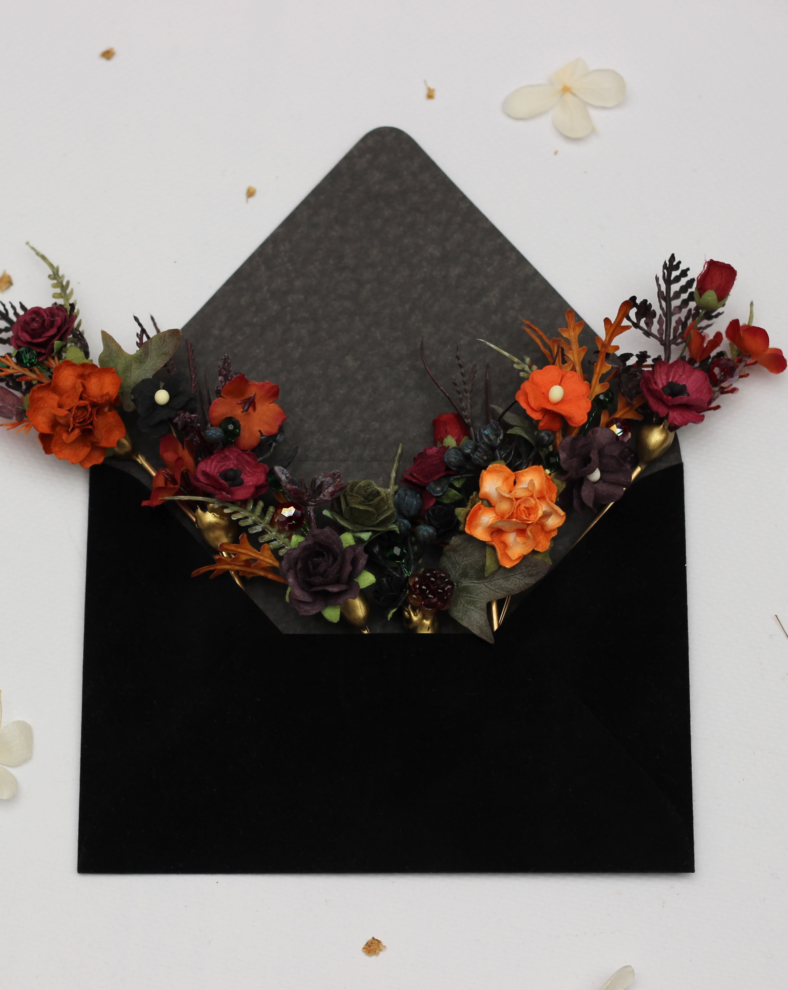 Dark romance, reimagined for your wedding 🖤

A collection of handcrafted floral accessories inspired by the rich colors 