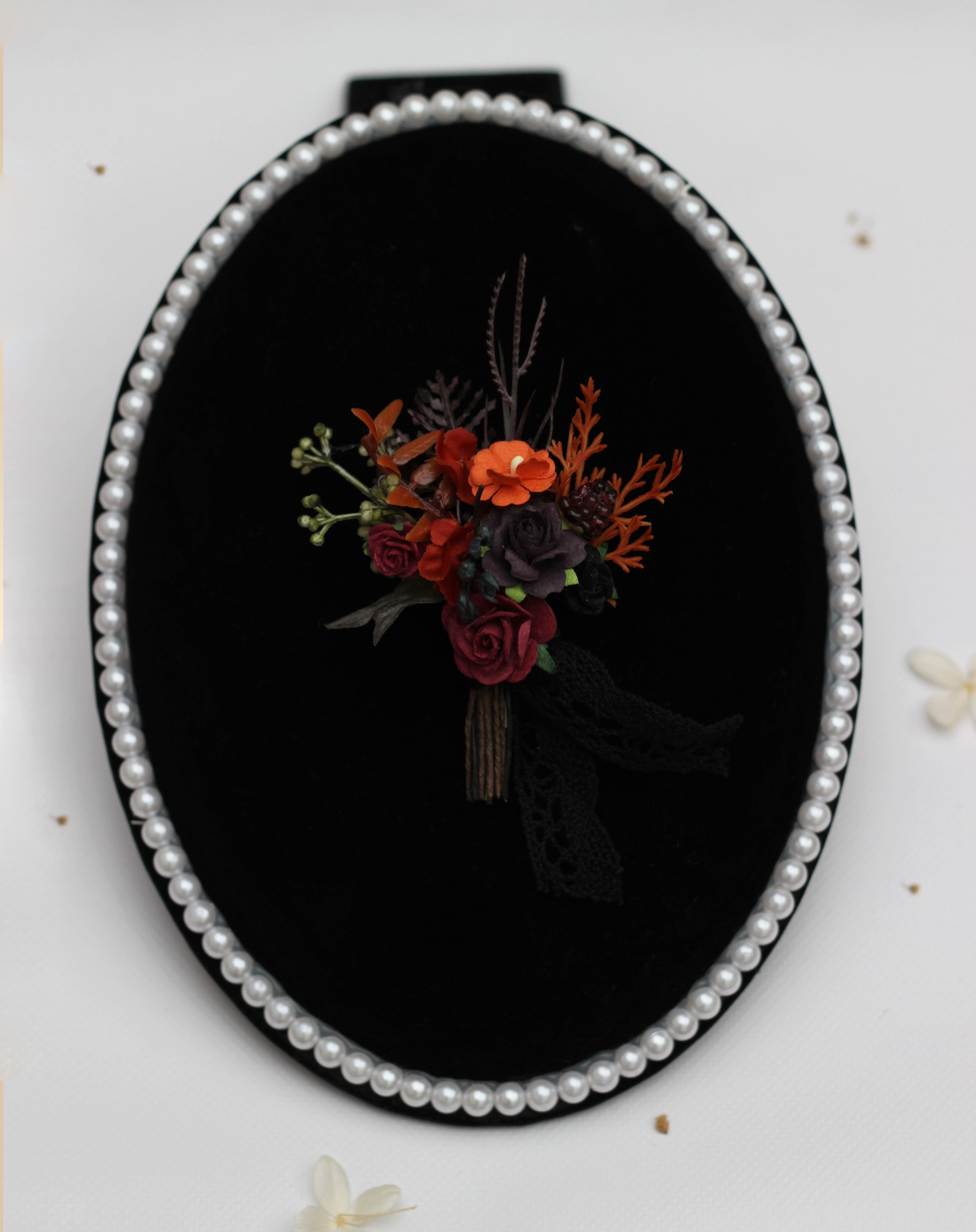 Dark romance, reimagined for your wedding 🖤

A collection of handcrafted floral accessories inspired by the rich colors 