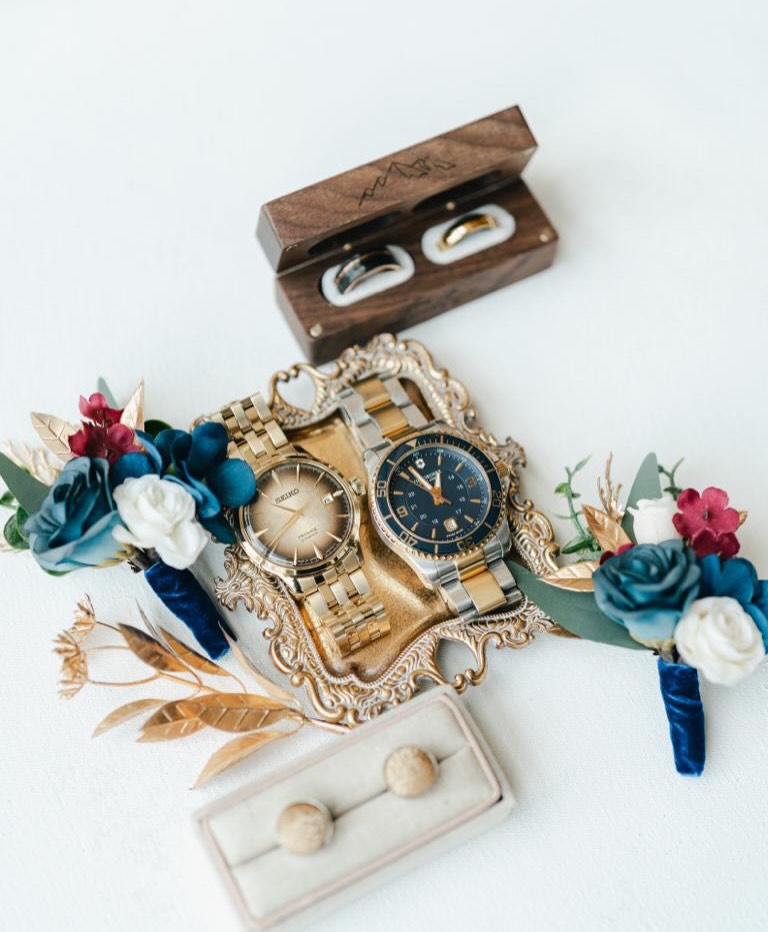 Deep blue & burgundy elegance 💙🍷
A sophisticated wedding palette combining deep blue, burgundy, white, and subtle golden
