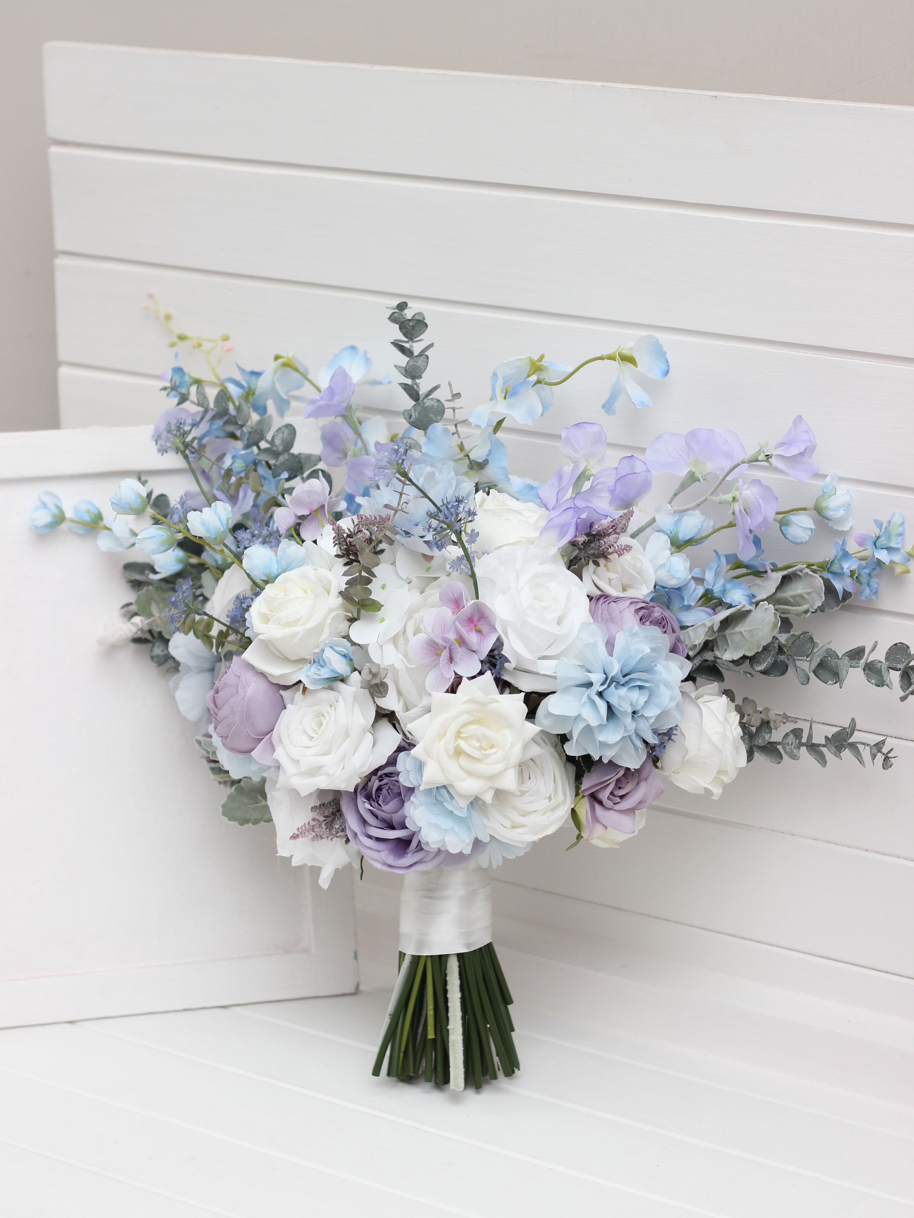 Soft blue, lilac & white 💙💜✨
Two bouquets, one beautiful color palette. A lush, textured bridal bouquet paired with a sm