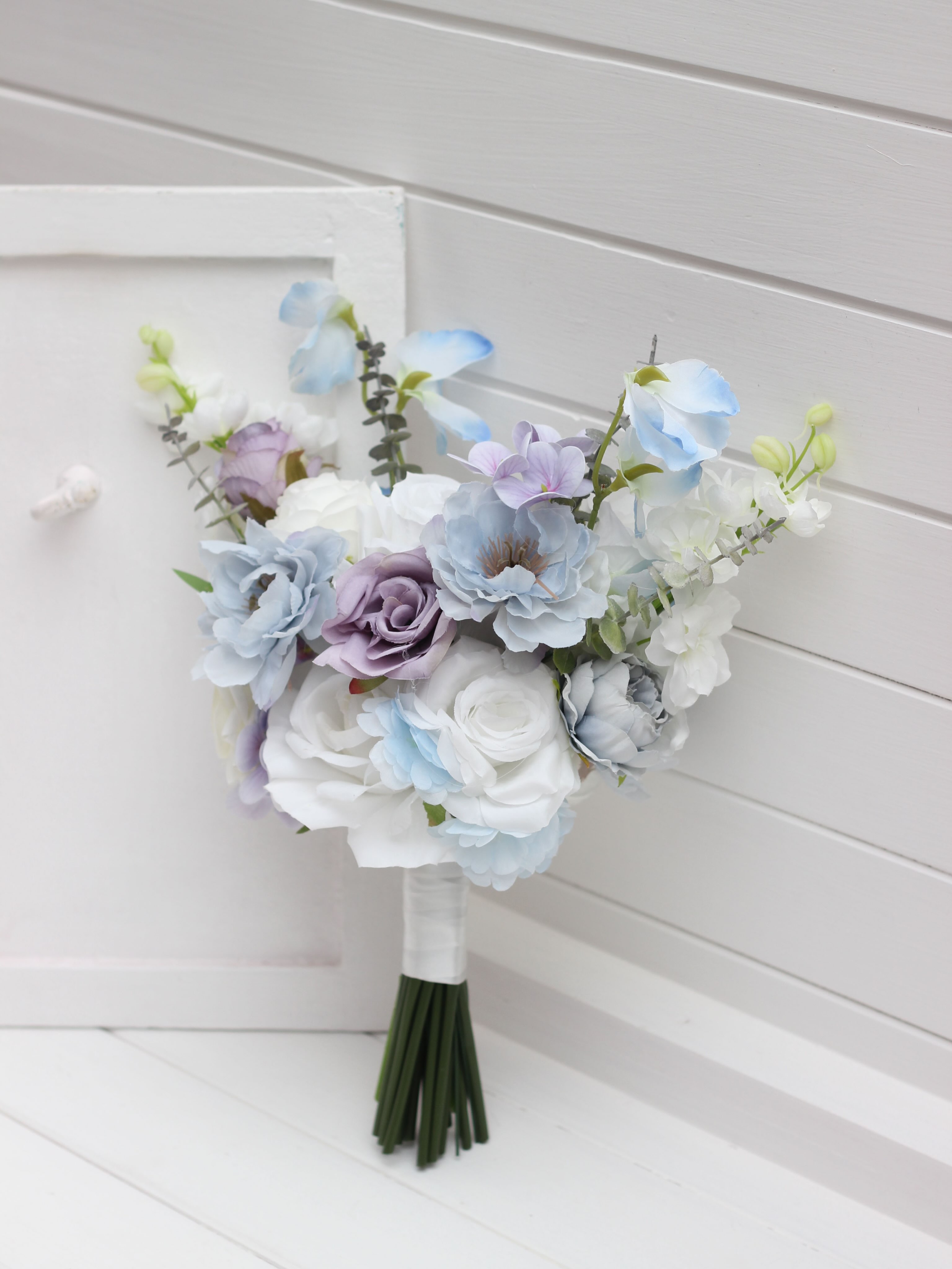 Soft blue, lilac & white 💙💜✨
Two bouquets, one beautiful color palette. A lush, textured bridal bouquet paired with a sm