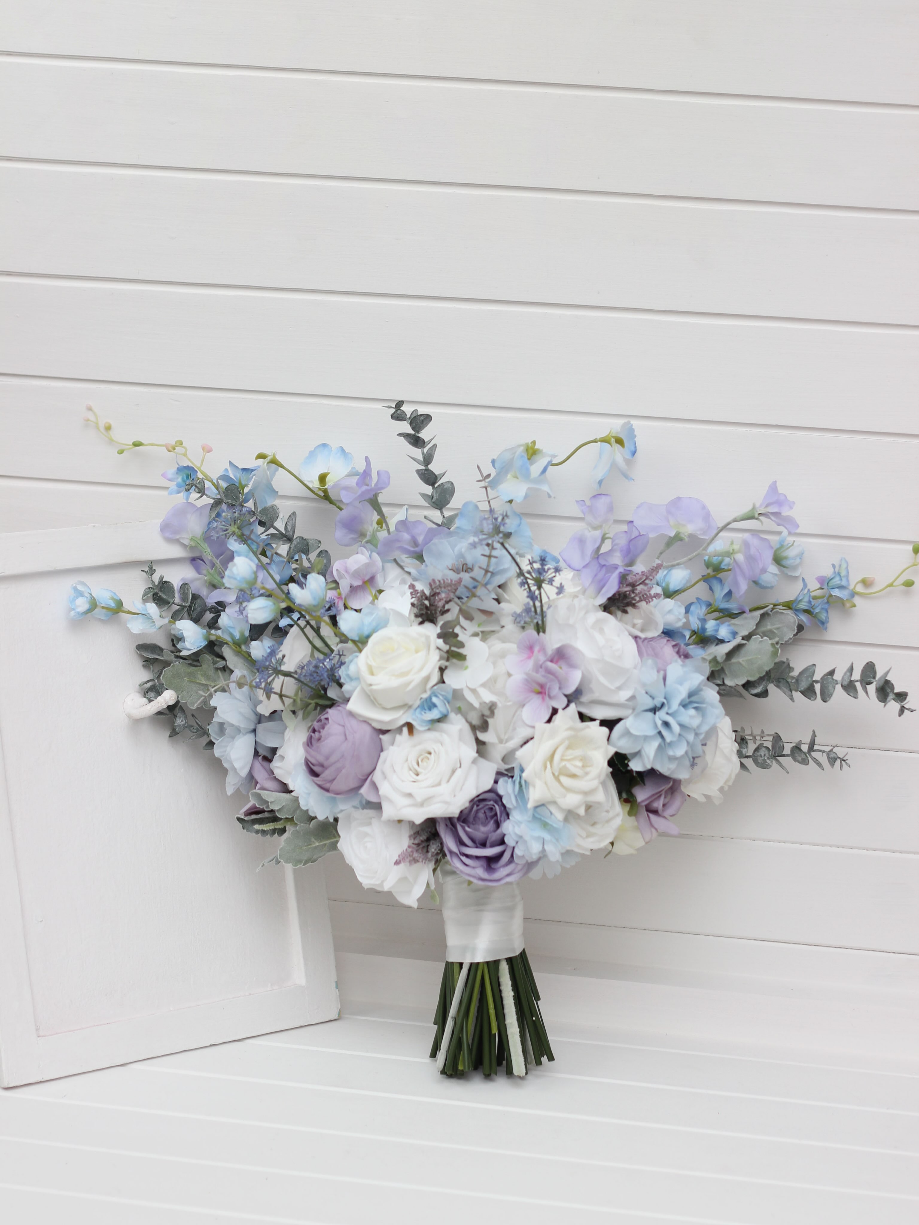 Soft blue, lilac & white 💙💜✨
Two bouquets, one beautiful color palette. A lush, textured bridal bouquet paired with a sm