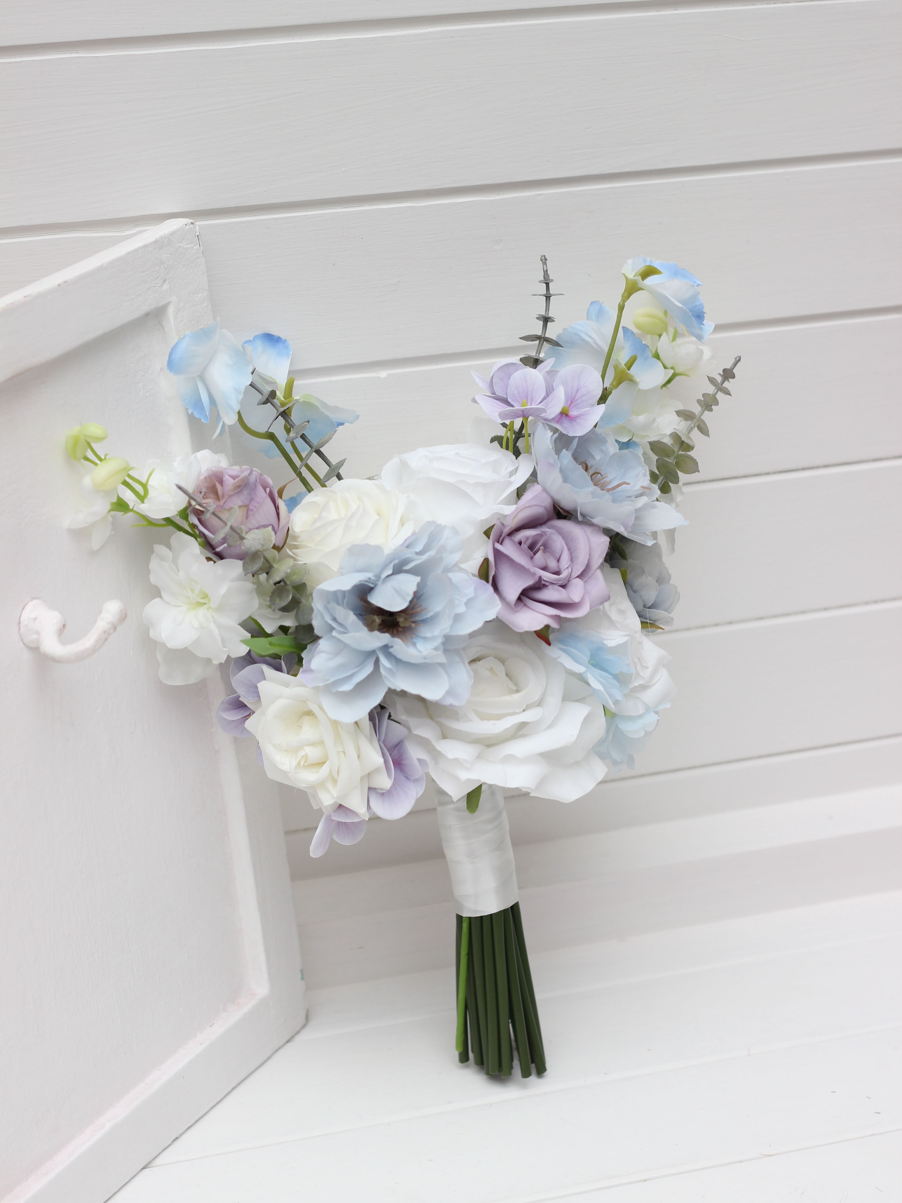 Soft blue, lilac & white 💙💜✨
Two bouquets, one beautiful color palette. A lush, textured bridal bouquet paired with a sm