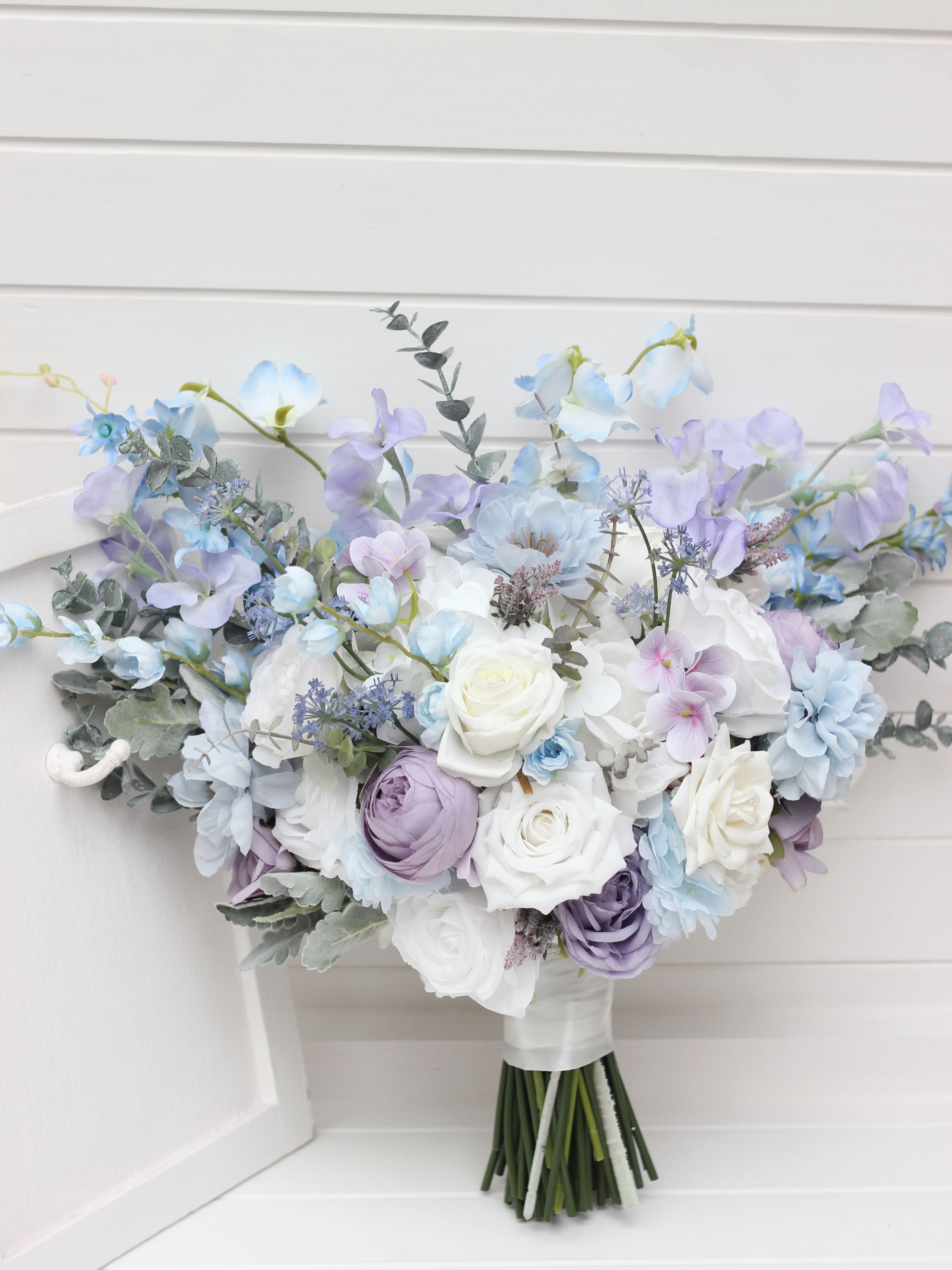 Soft blue, lilac & white 💙💜✨
Two bouquets, one beautiful color palette. A lush, textured bridal bouquet paired with a sm