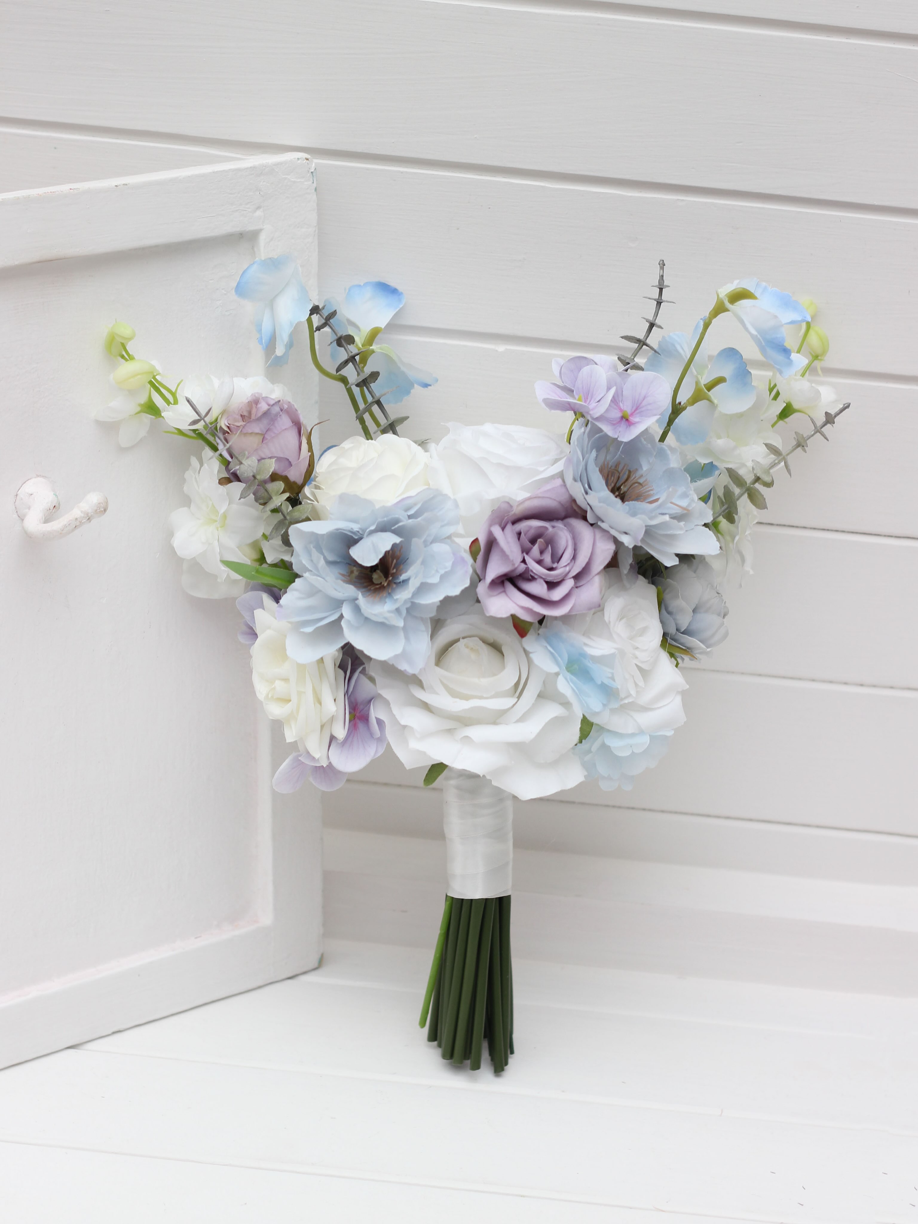 Soft blue, lilac & white 💙💜✨
Two bouquets, one beautiful color palette. A lush, textured bridal bouquet paired with a sm