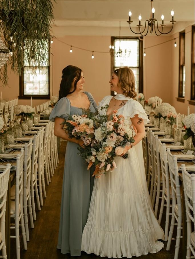 A timeless moment filled with soft romance and effortless elegance 🤍✨

We loved creating this dreamy bridal bouquet for 