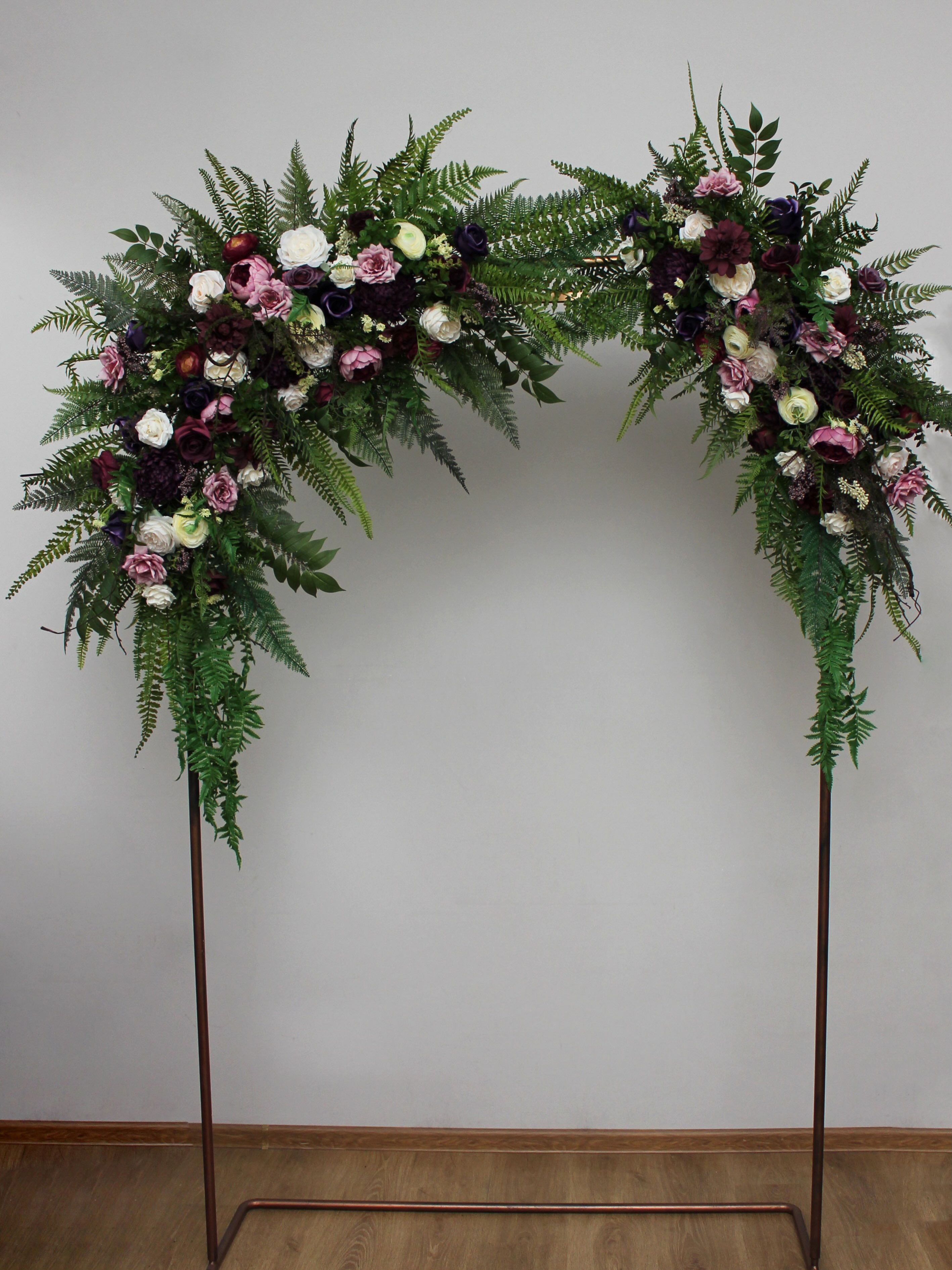 Bring an enchanted forest feeling to your wedding day 🌿✨

These versatile flower arch arrangements combine deep plum, bu