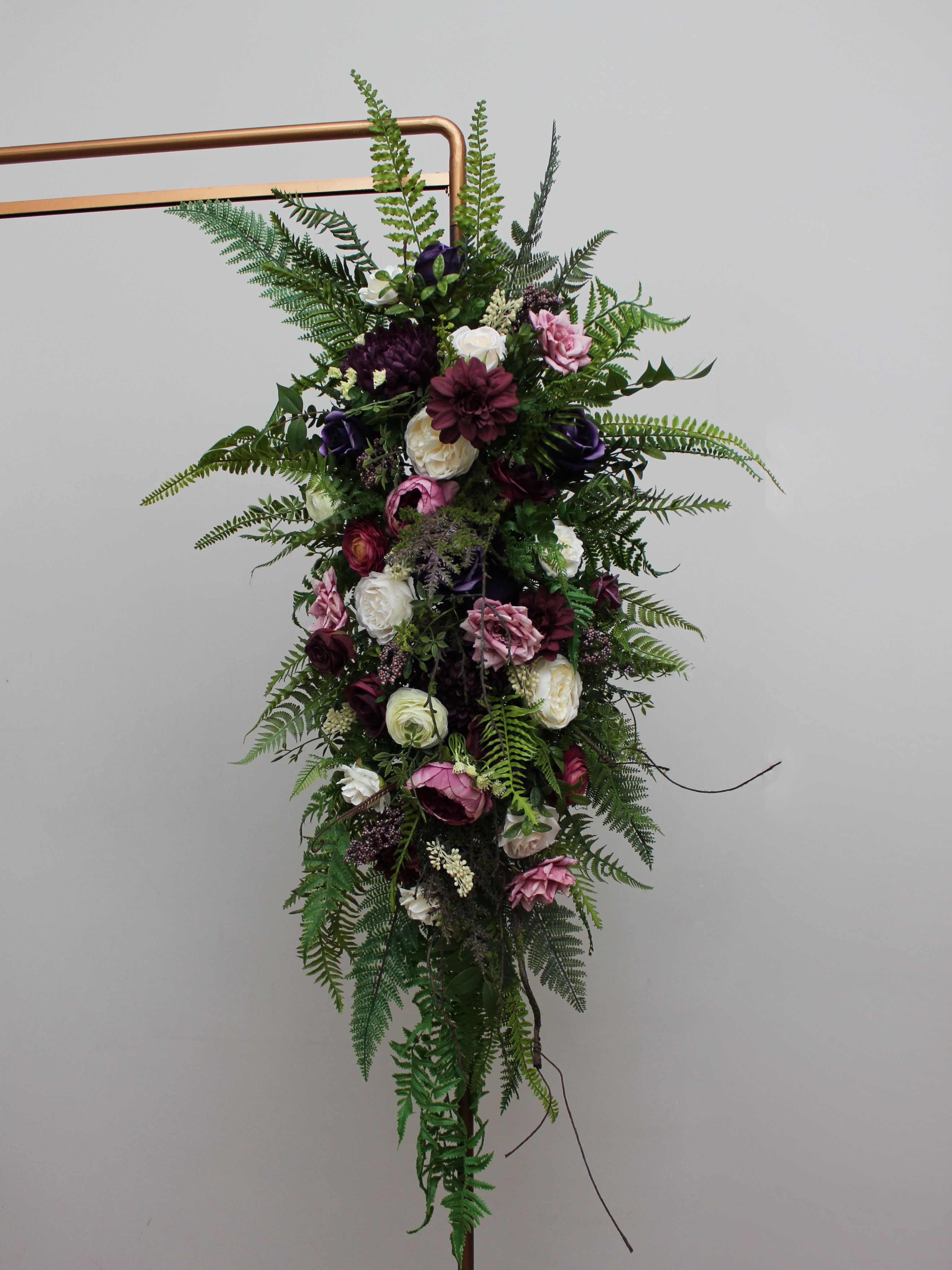 Bring an enchanted forest feeling to your wedding day 🌿✨

These versatile flower arch arrangements combine deep plum, bu