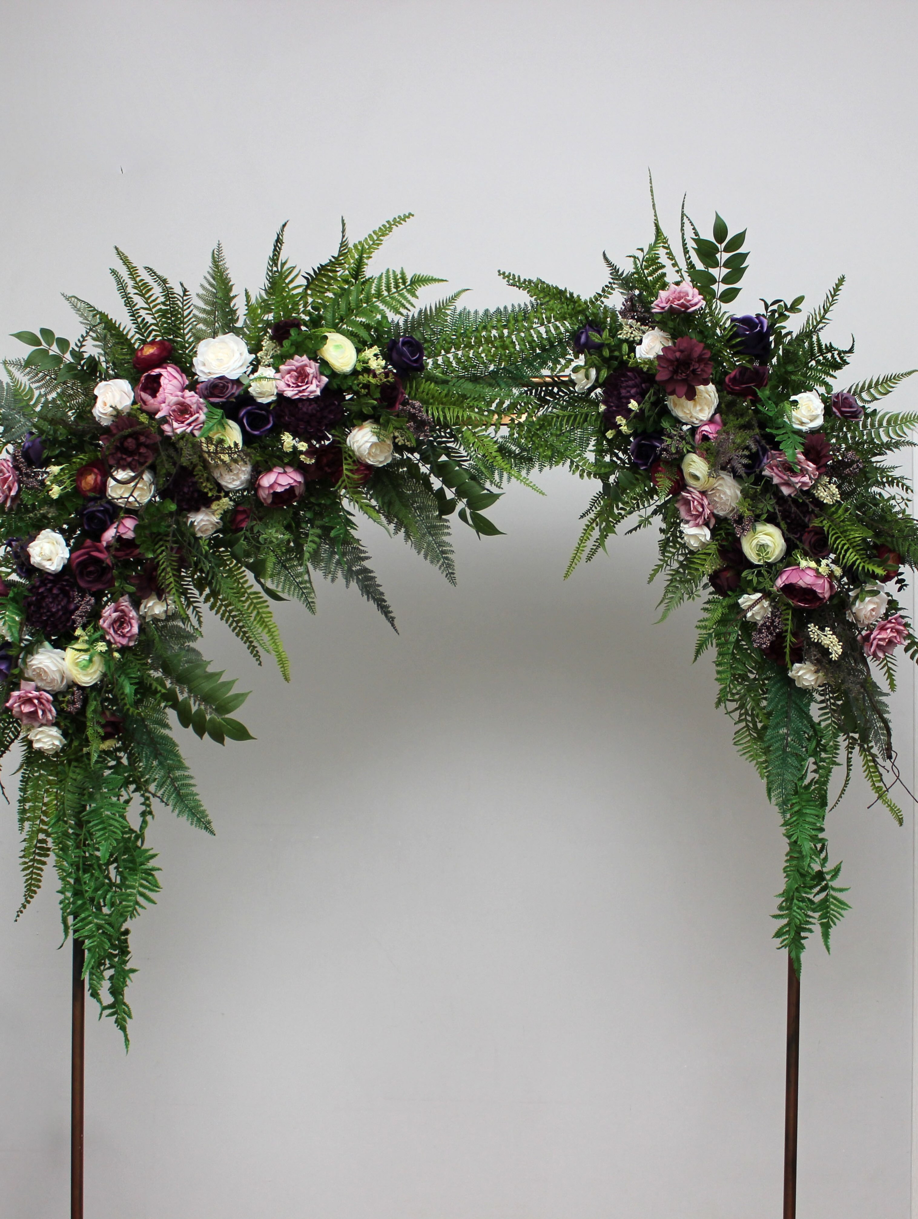 Bring an enchanted forest feeling to your wedding day 🌿✨

These versatile flower arch arrangements combine deep plum, bu