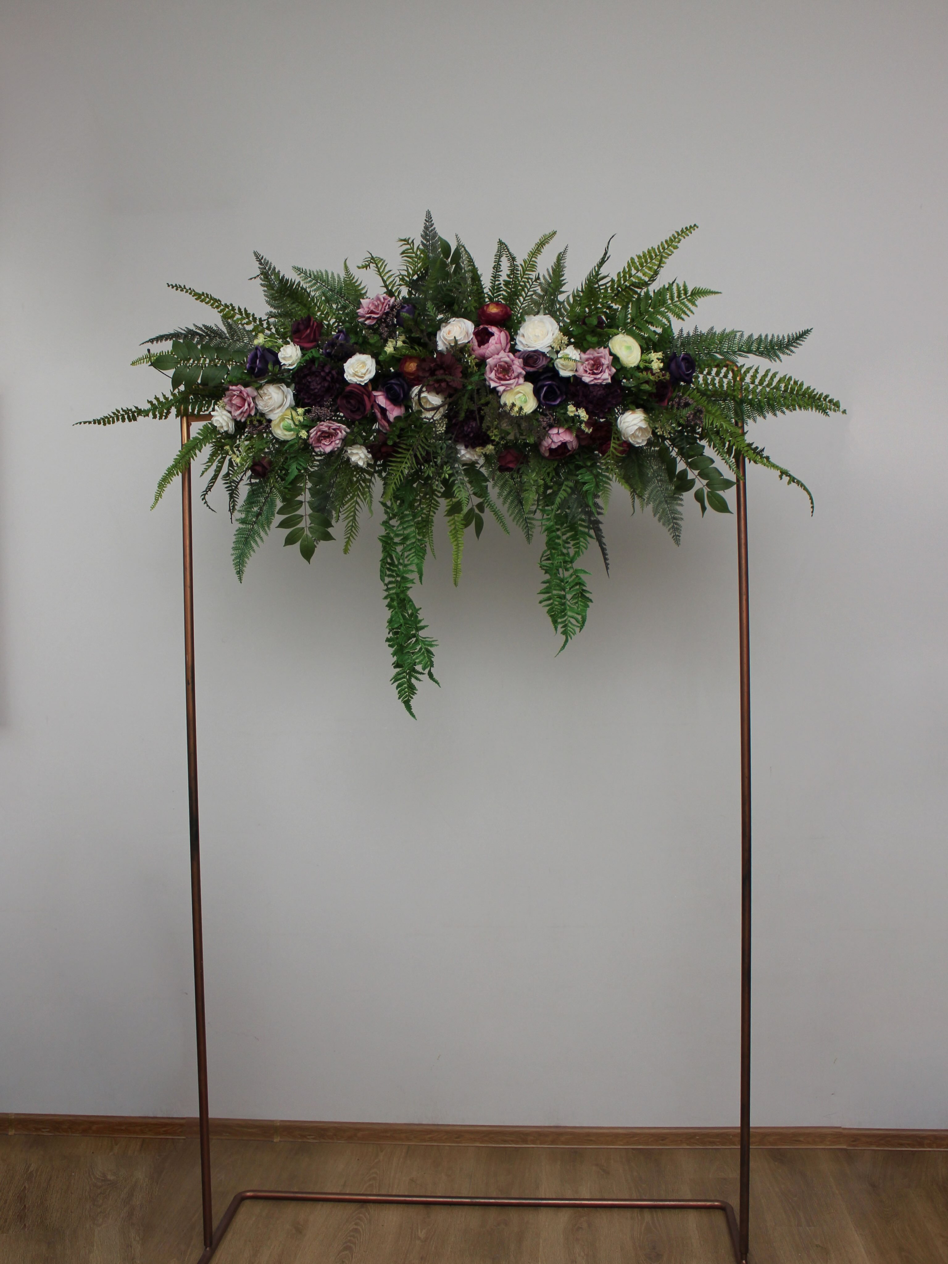 Bring an enchanted forest feeling to your wedding day 🌿✨

These versatile flower arch arrangements combine deep plum, bu