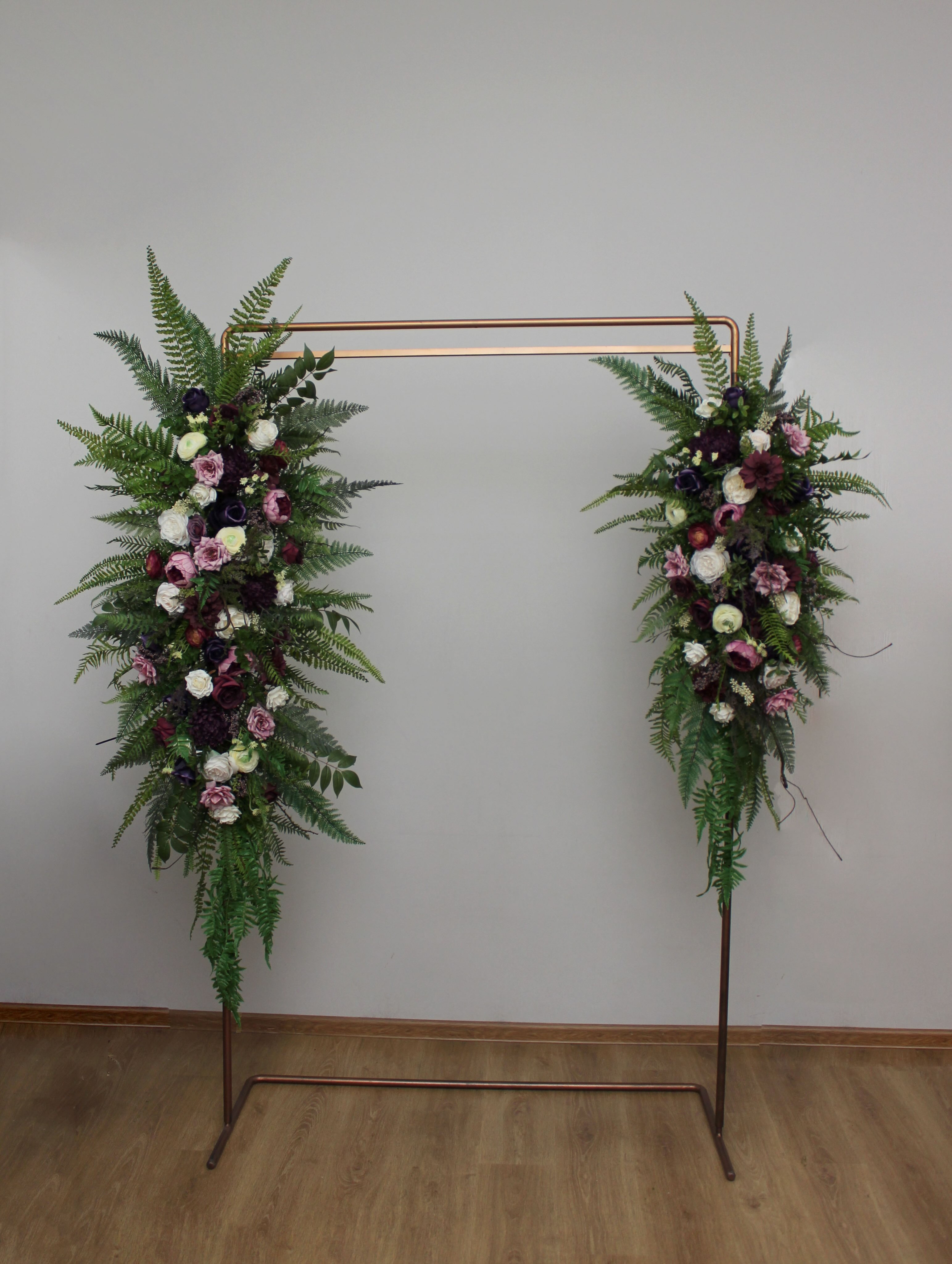 Bring an enchanted forest feeling to your wedding day 🌿✨

These versatile flower arch arrangements combine deep plum, bu