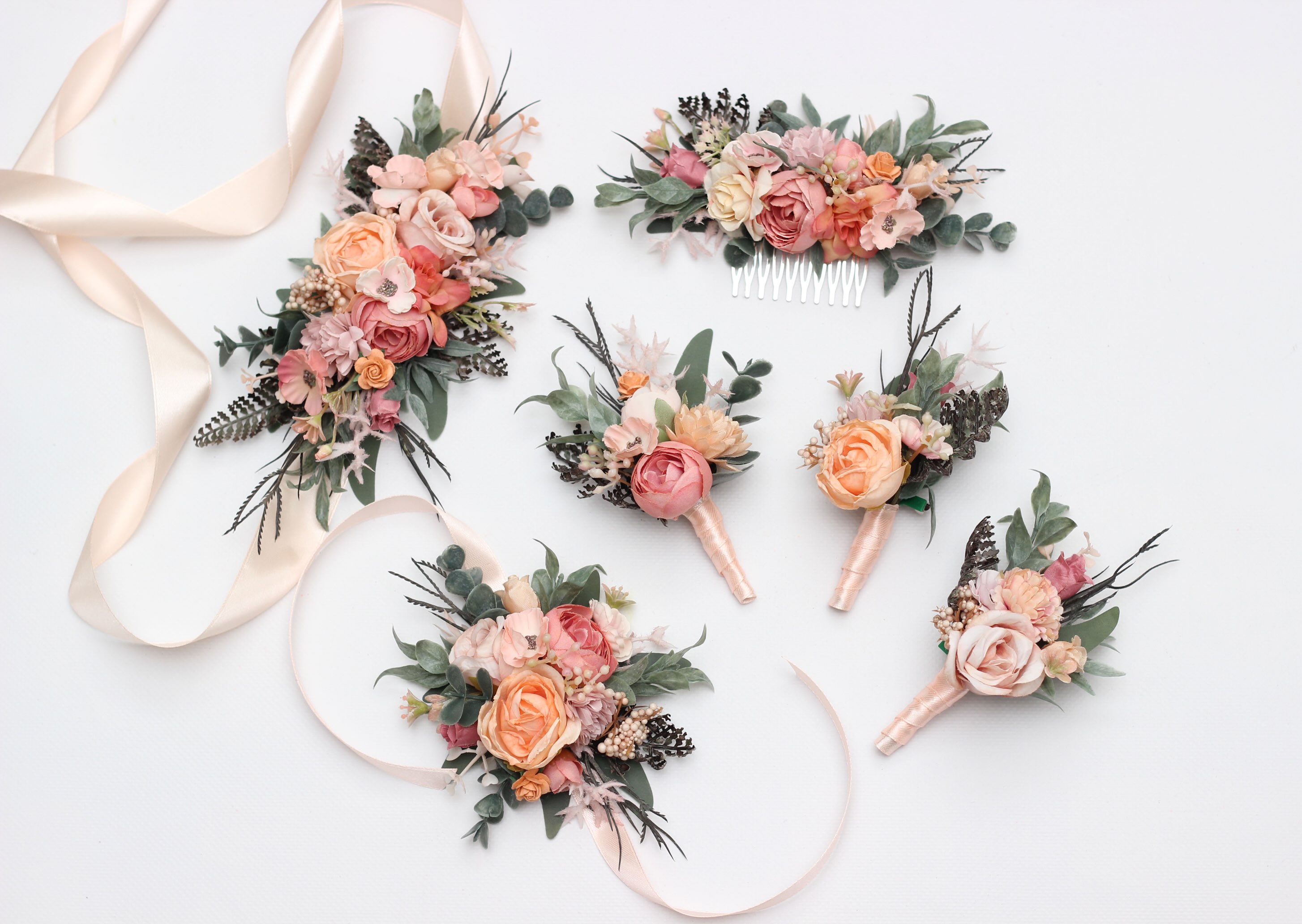 Coral details for a beautifully coordinated wedding 🧡✨

A handcrafted accessory set designed to bring the bridal party’s