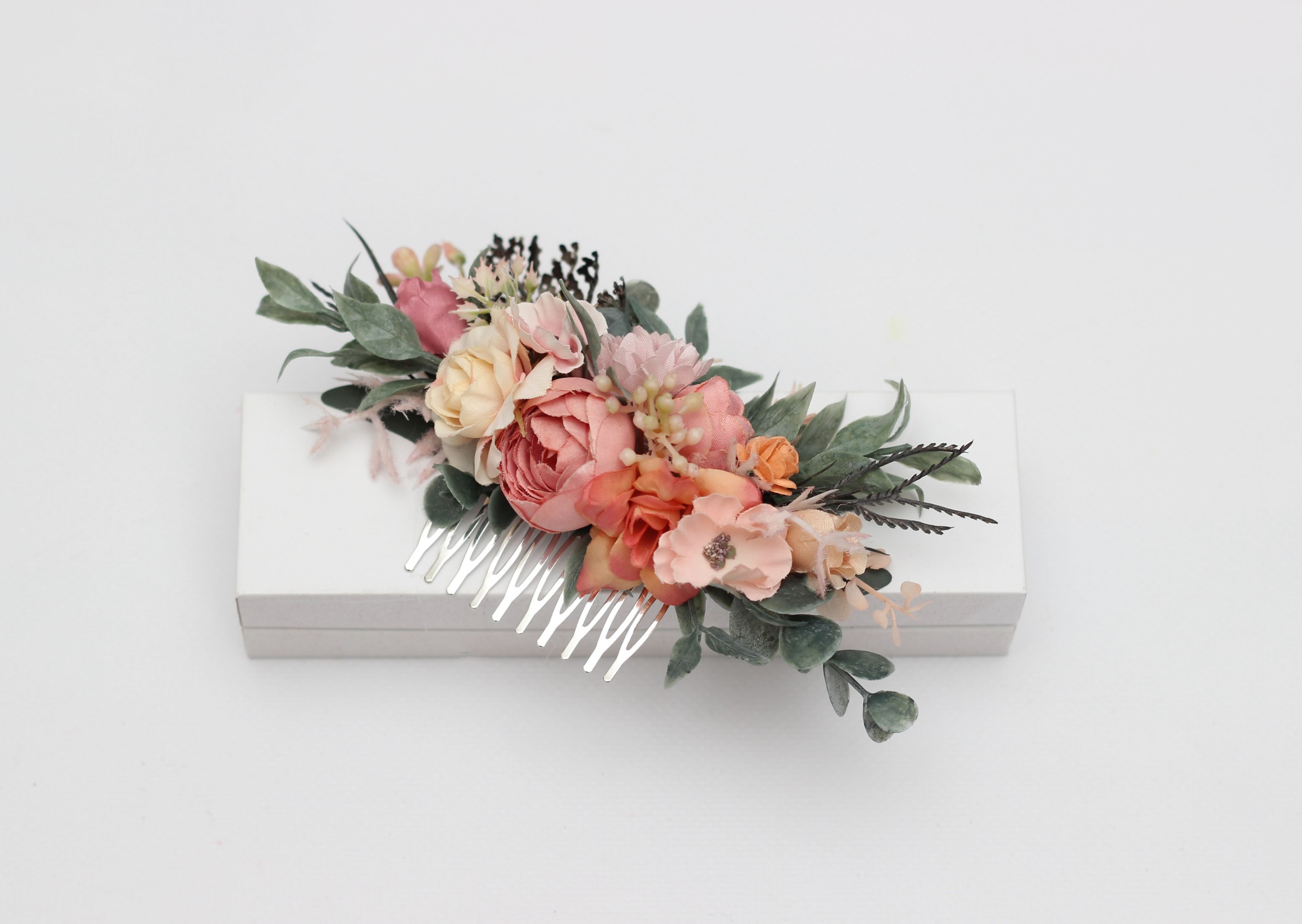 Coral details for a beautifully coordinated wedding 🧡✨

A handcrafted accessory set designed to bring the bridal party’s