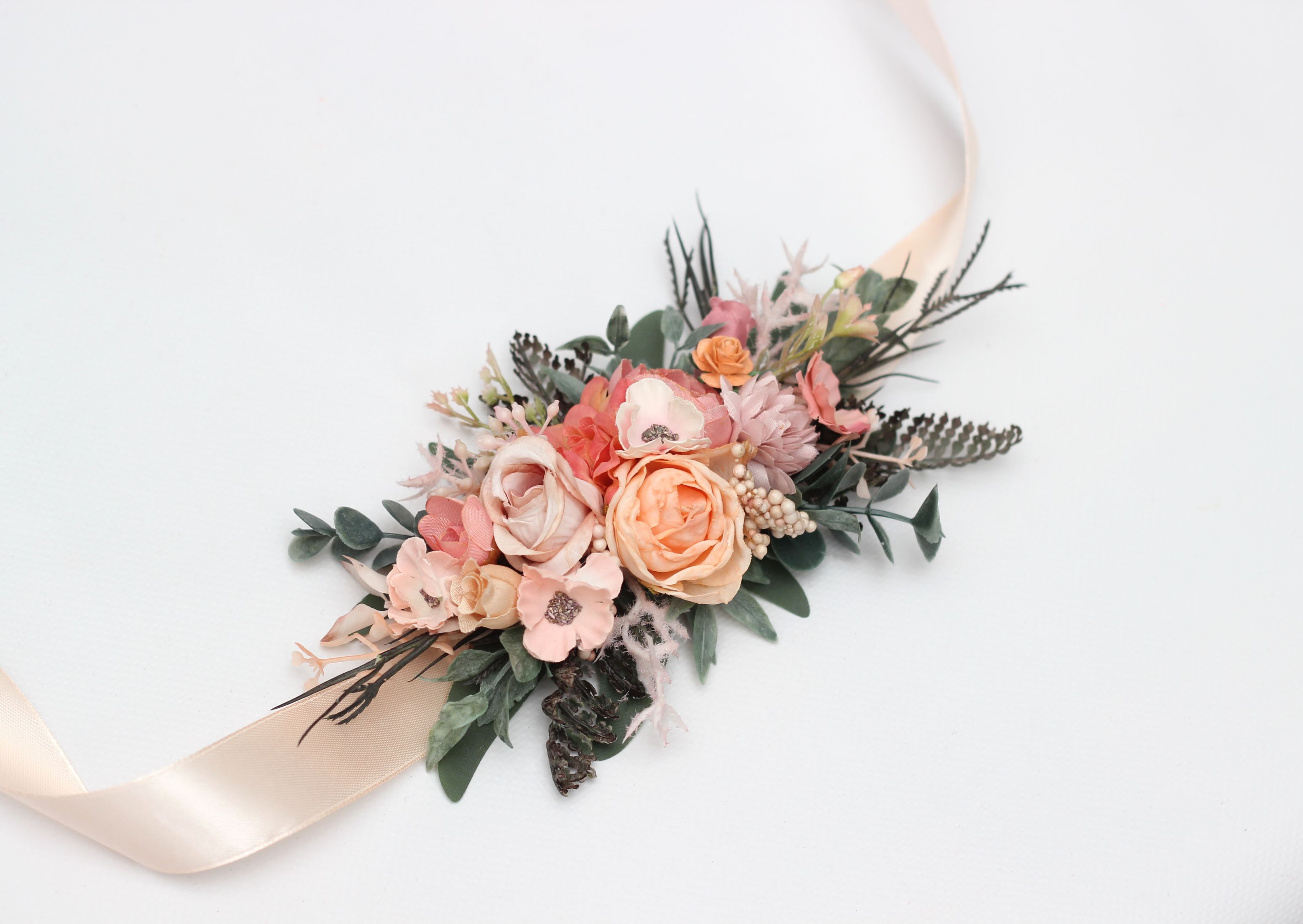 Coral details for a beautifully coordinated wedding 🧡✨

A handcrafted accessory set designed to bring the bridal party’s
