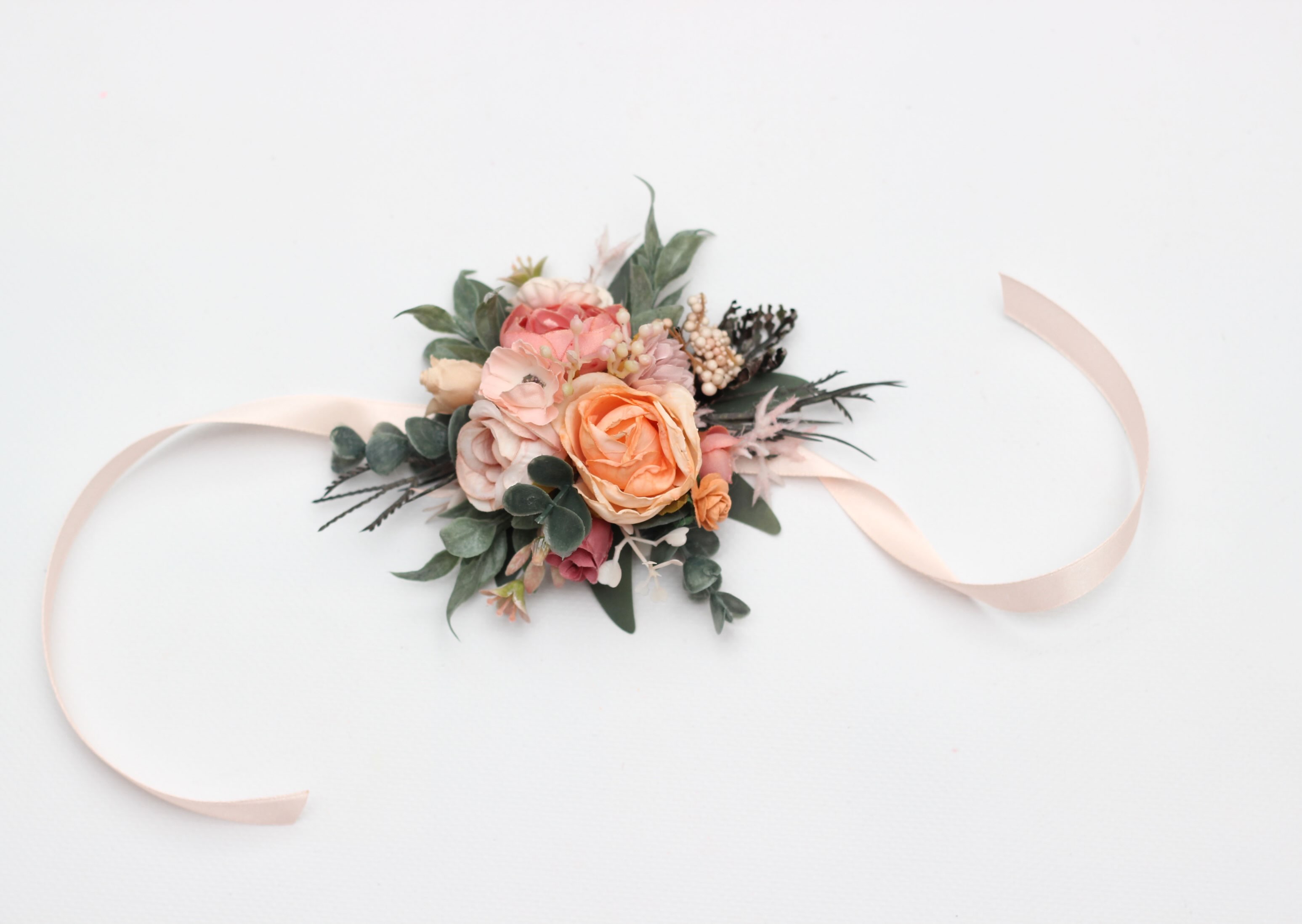 Coral details for a beautifully coordinated wedding 🧡✨

A handcrafted accessory set designed to bring the bridal party’s