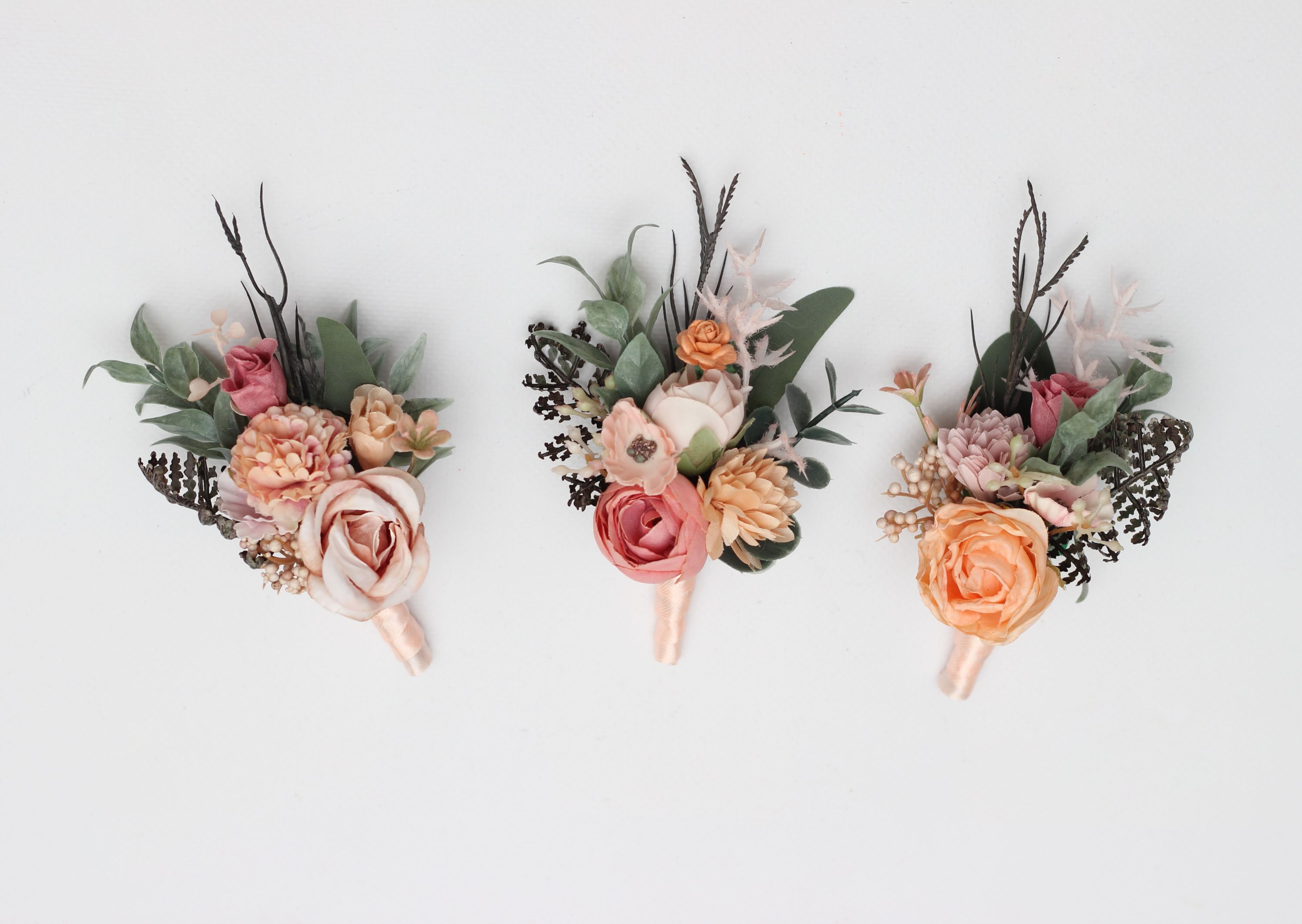 Coral details for a beautifully coordinated wedding 🧡✨

A handcrafted accessory set designed to bring the bridal party’s