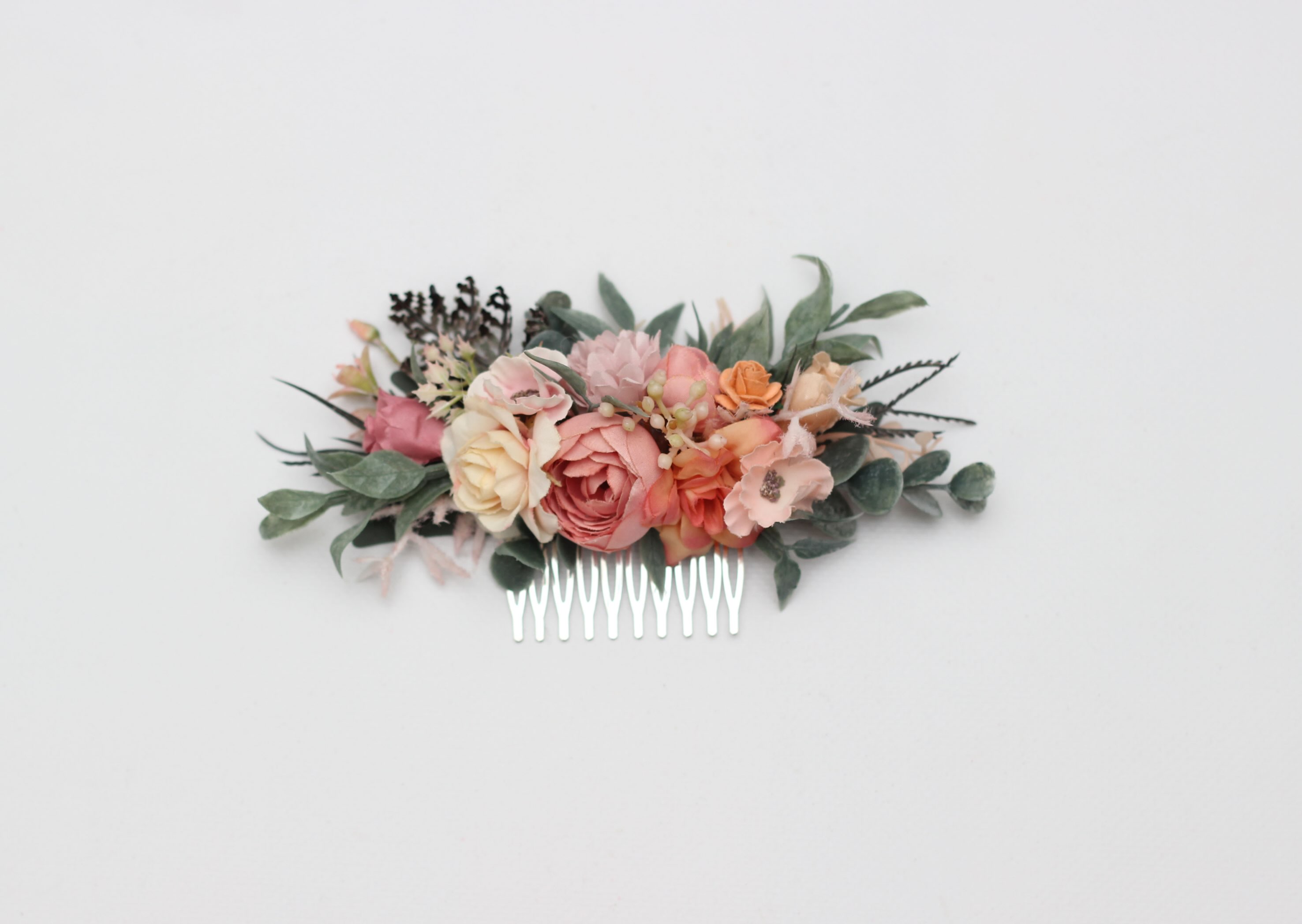 Coral details for a beautifully coordinated wedding 🧡✨

A handcrafted accessory set designed to bring the bridal party’s