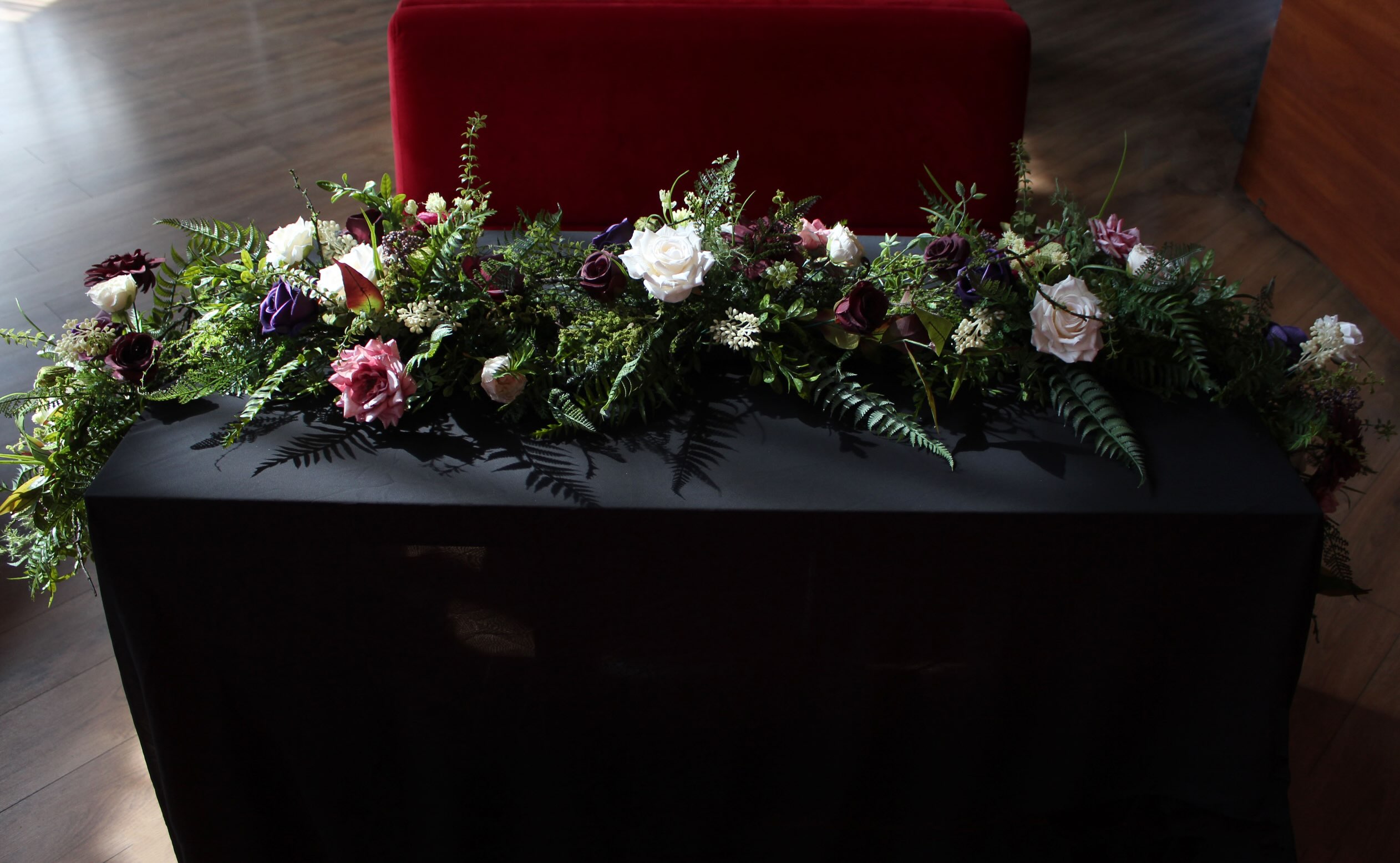 A statement floral garland for your wedding table 🍷🌿✨

Deep burgundy, marsala, purple, and soft white-pink blooms come t