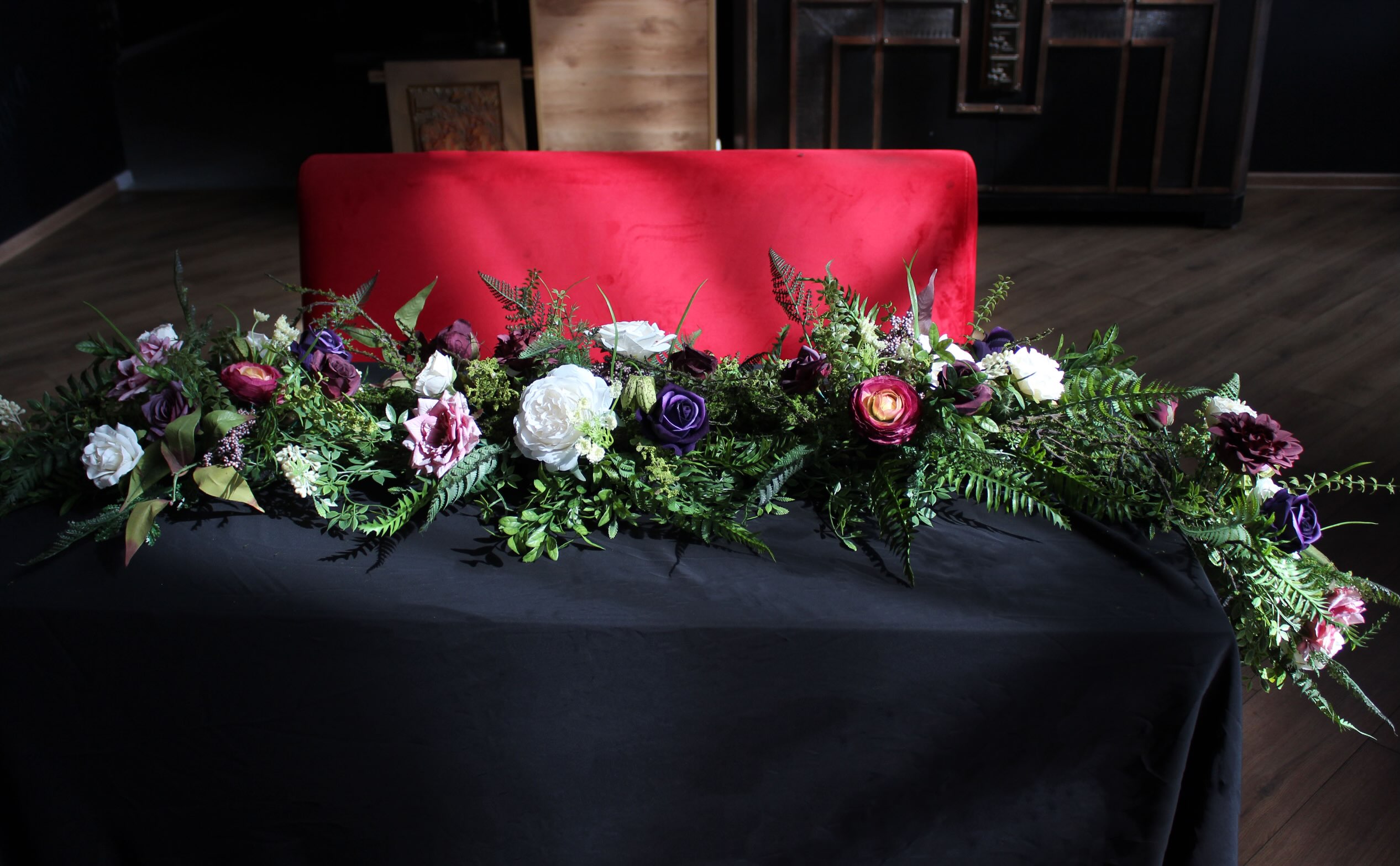 A statement floral garland for your wedding table 🍷🌿✨

Deep burgundy, marsala, purple, and soft white-pink blooms come t