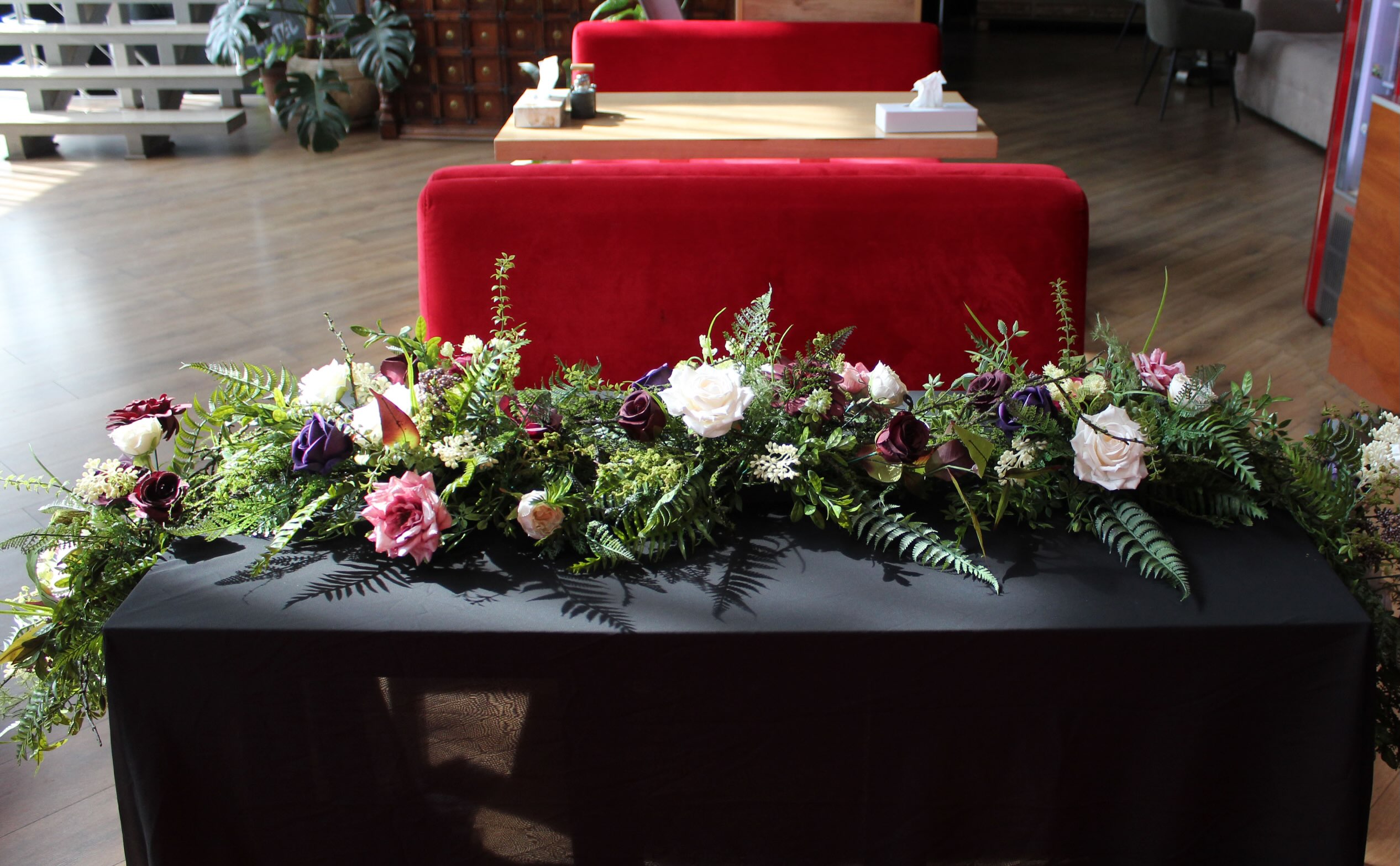 A statement floral garland for your wedding table 🍷🌿✨

Deep burgundy, marsala, purple, and soft white-pink blooms come t