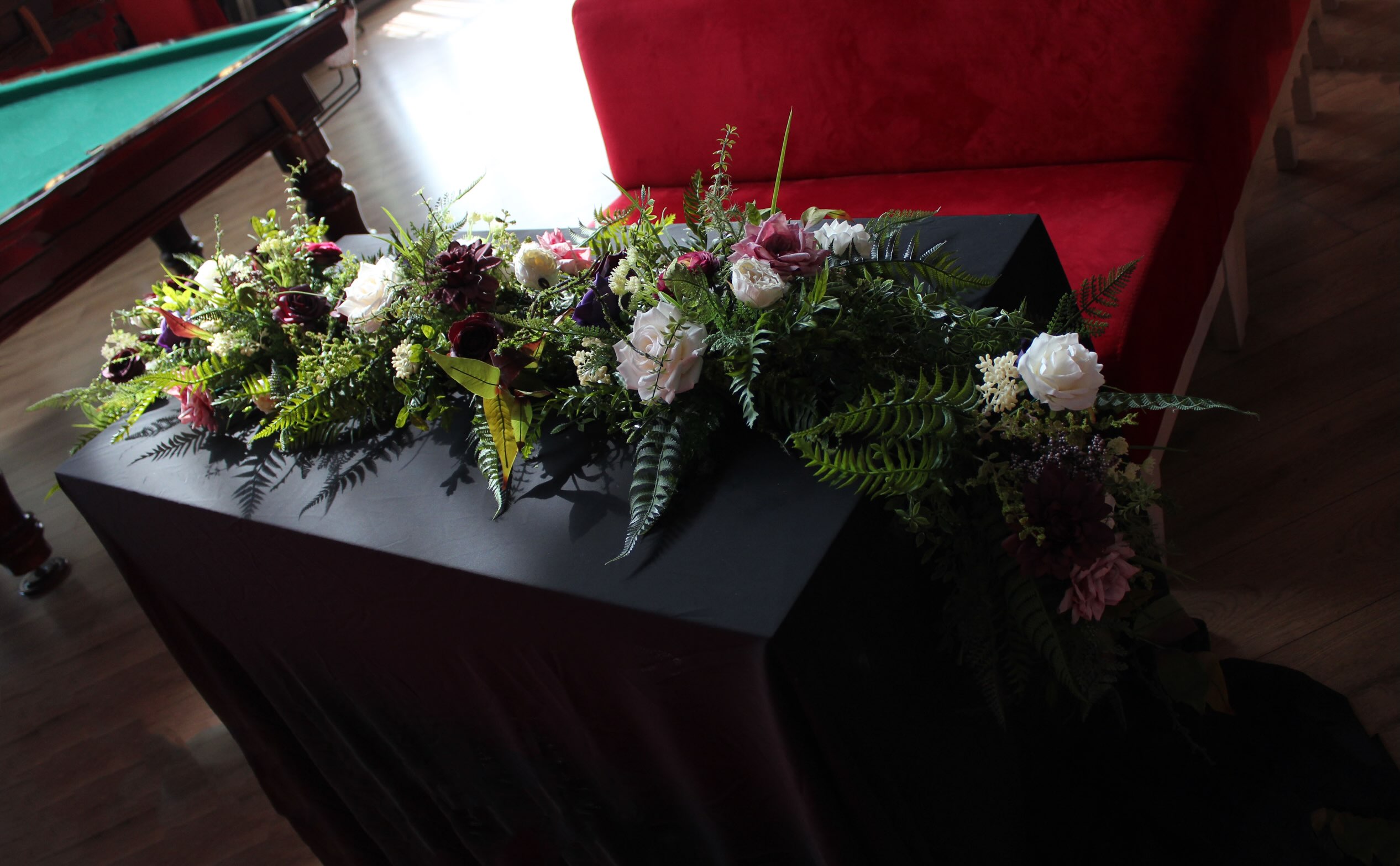 A statement floral garland for your wedding table 🍷🌿✨

Deep burgundy, marsala, purple, and soft white-pink blooms come t