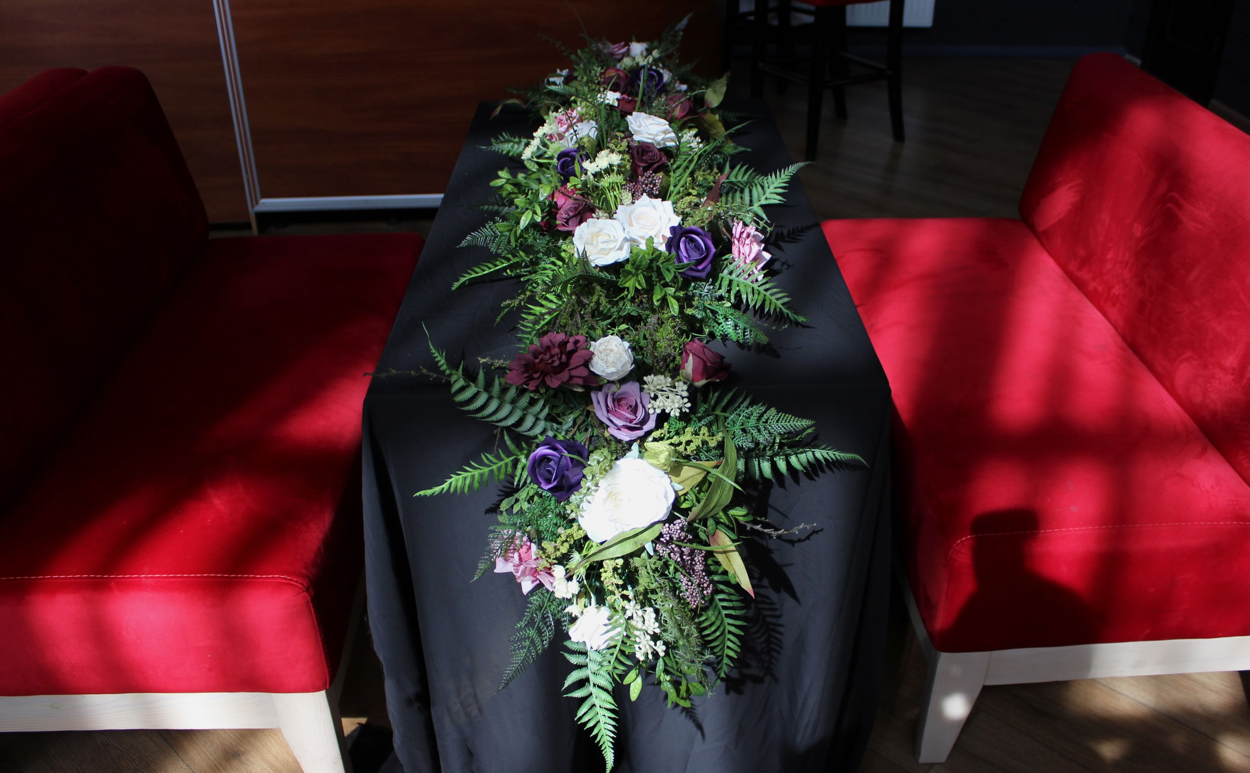 A statement floral garland for your wedding table 🍷🌿✨

Deep burgundy, marsala, purple, and soft white-pink blooms come t